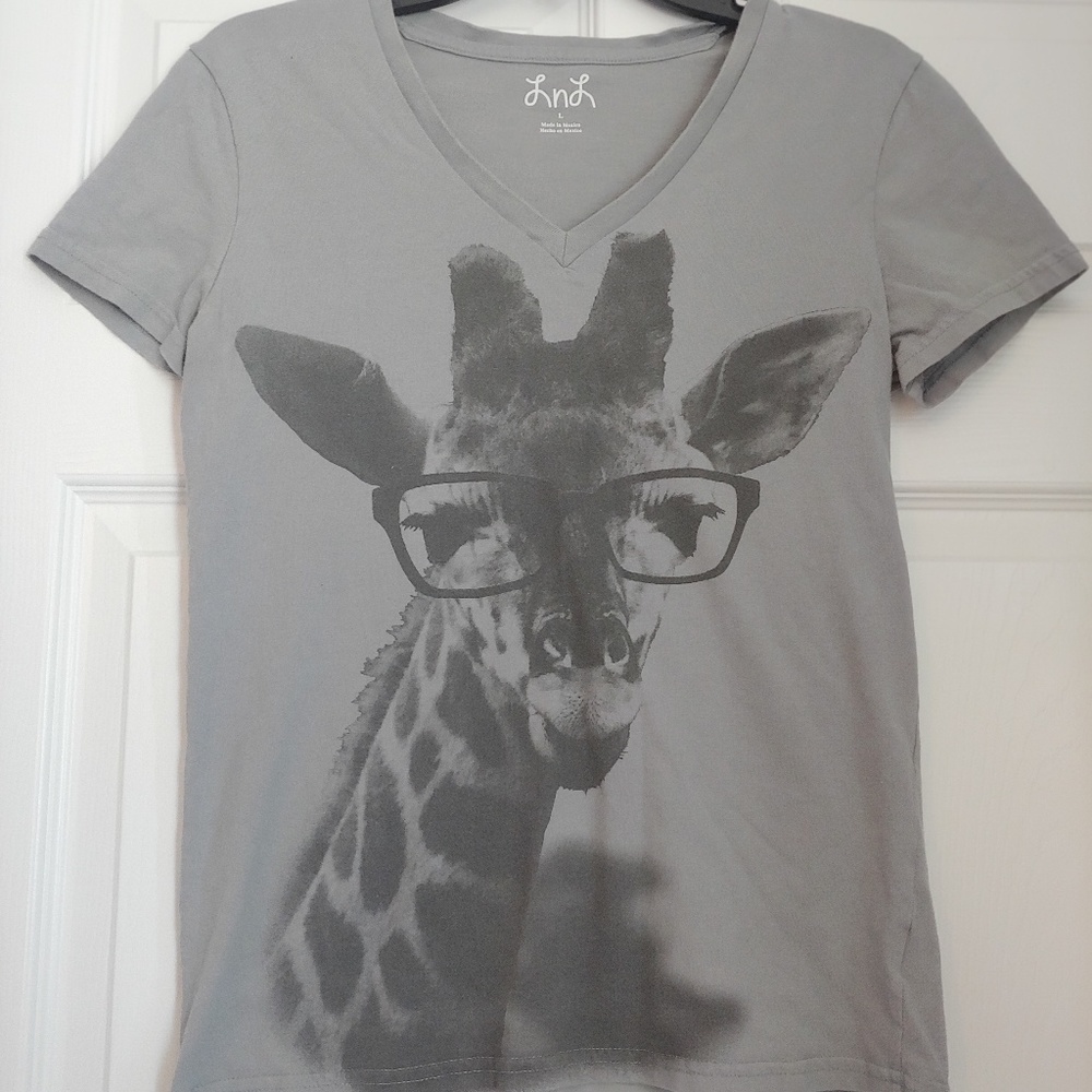 Giraffe v-neck